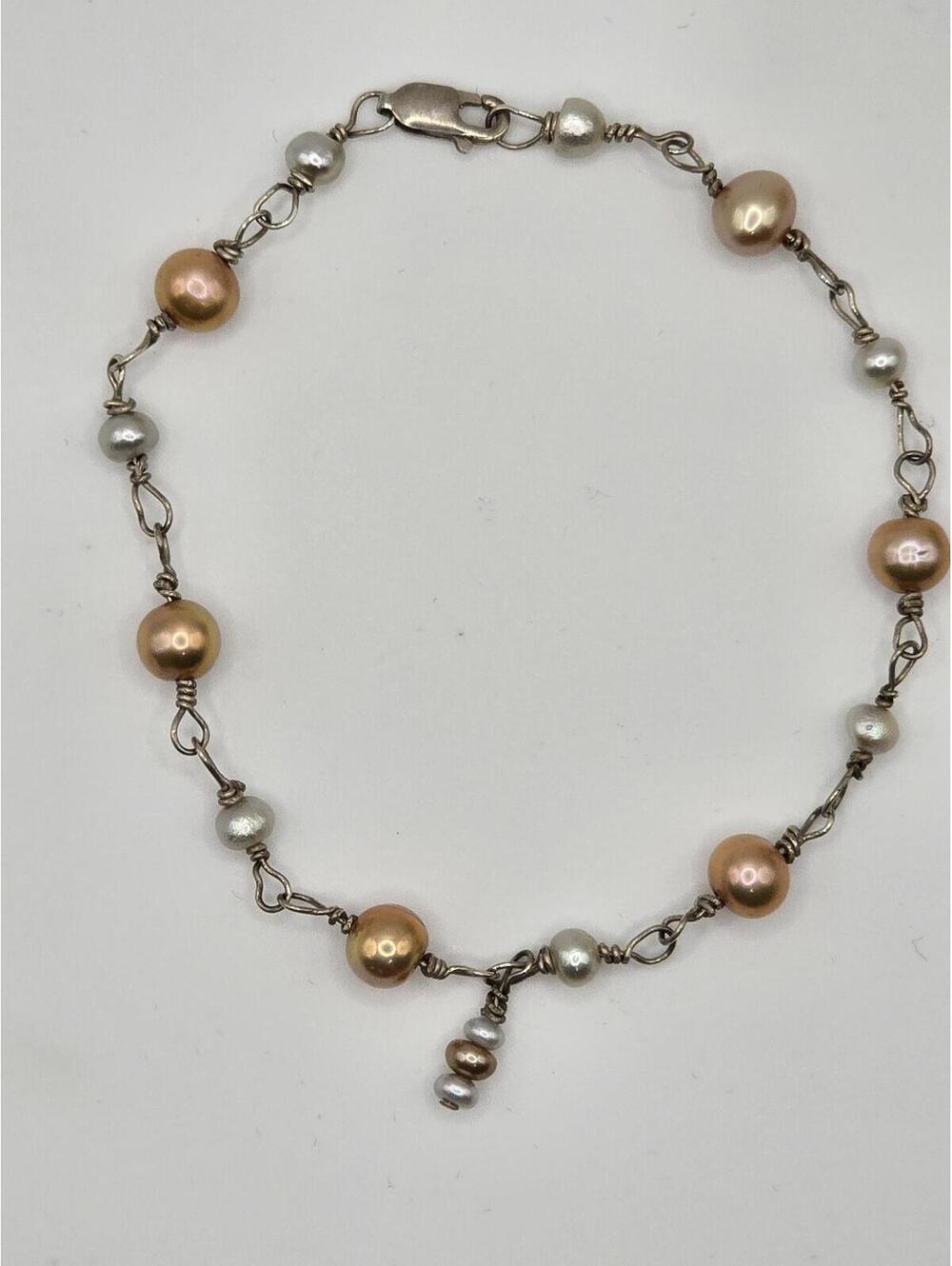 Freshwater pearls bracelet.